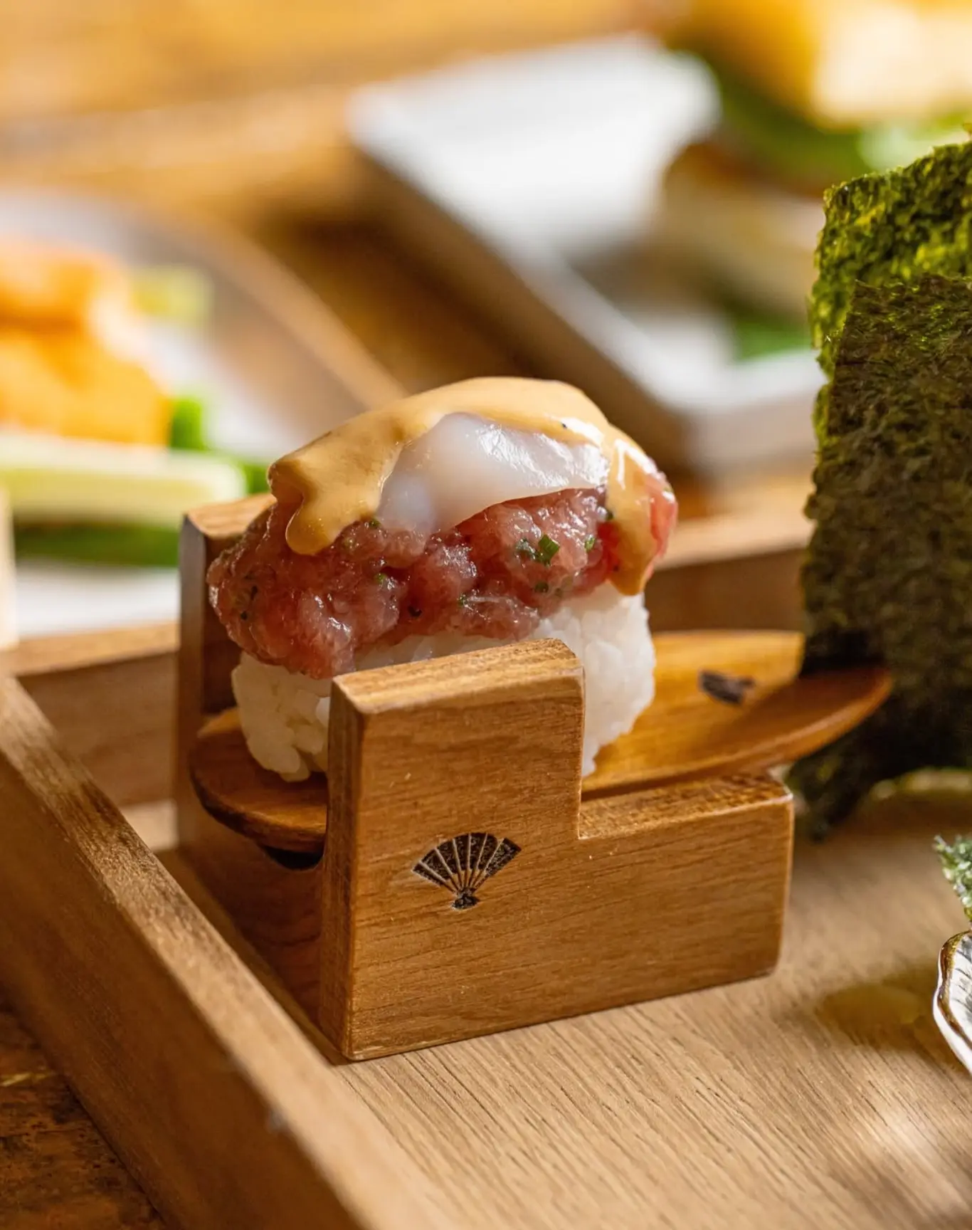 Nigiri sobre suporte de madeira