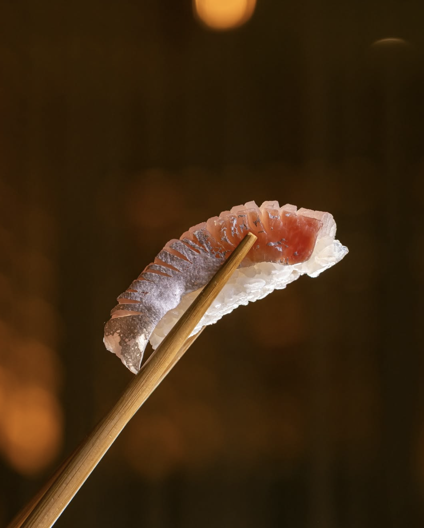 Nigiri segurado por hashi