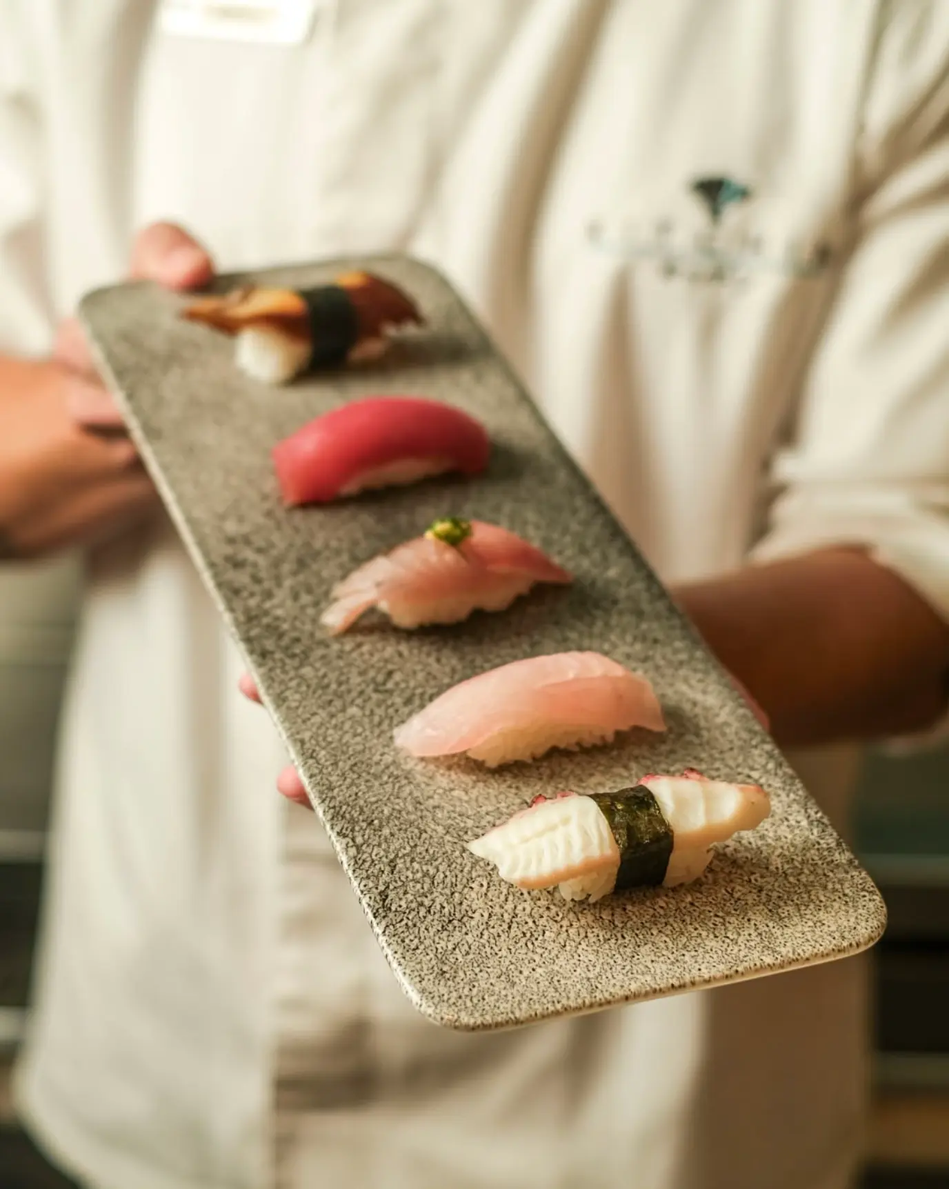 Sequência de nigiris servida pelo chef